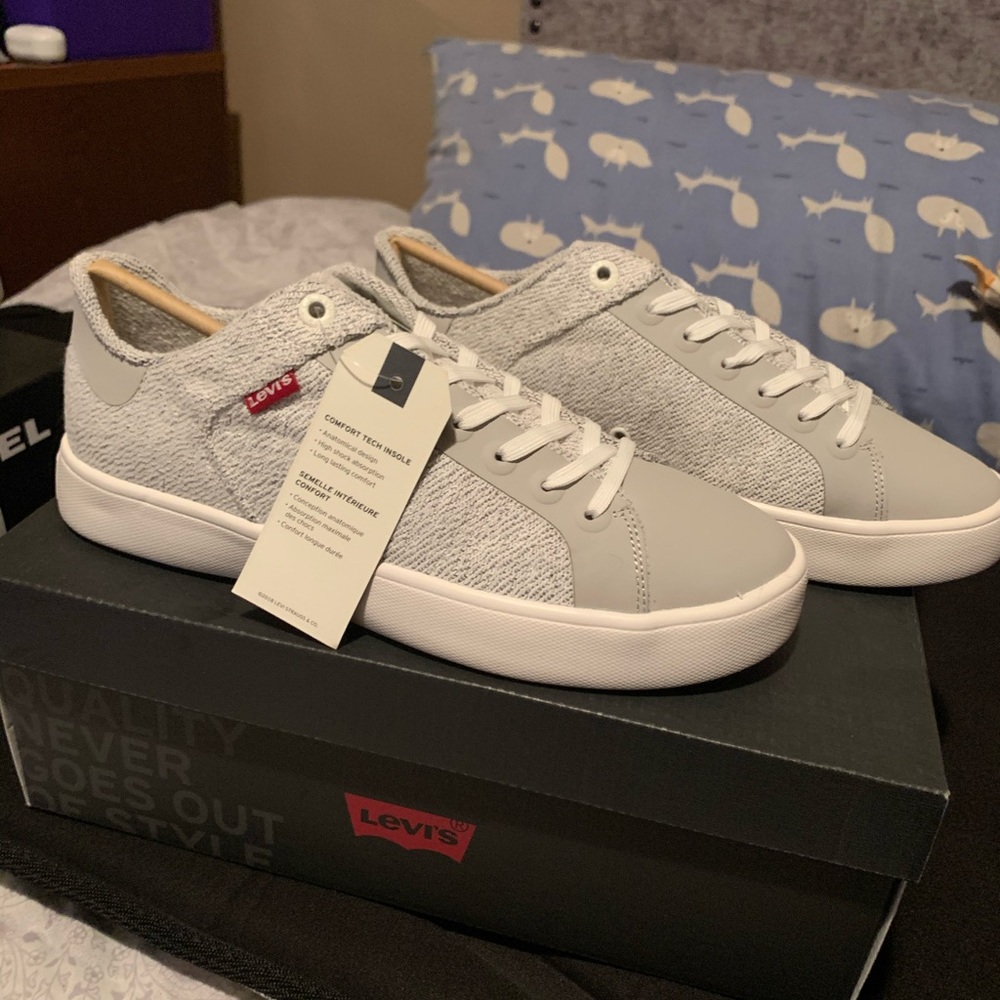 Levi’s sneakers size 7.5